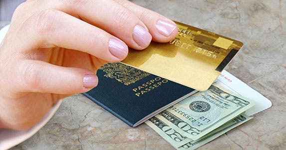 You succumb to vacation impulse buying © NAN728/Shutterstock.com