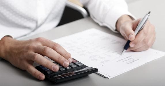 Male holding pen calculating budget on paper © Christopher Meder - Fotolia.com