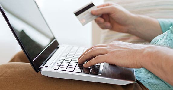 Pay only the minimums on cards © Syda Productions/Shutterstock.com