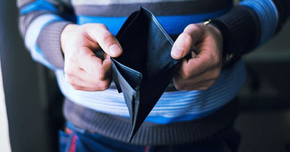 Live without emergency savings © Champion studio/Shutterstock.com