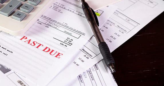 Paying late fees and juggling bills © iStock