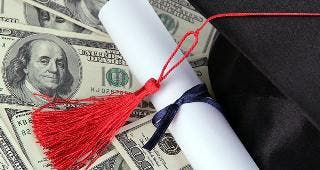 Graduation cap © Africa Studio/Shutterstock.com