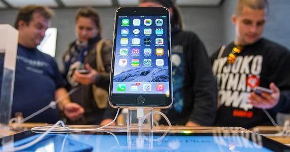 People try out the new iPhone at an Apple store © HANNIBAL HANSCHKE/Reuters/Corbis