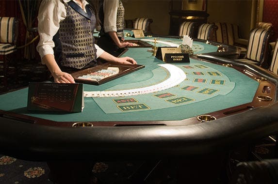 Blackjack and card-counting lesson from a professional player Blackjack and card-counting lesson from a professional player © Serg Shalimoff/Shutterstock.com