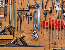 Tool lending © Daleen Loest/Shutterstock.com