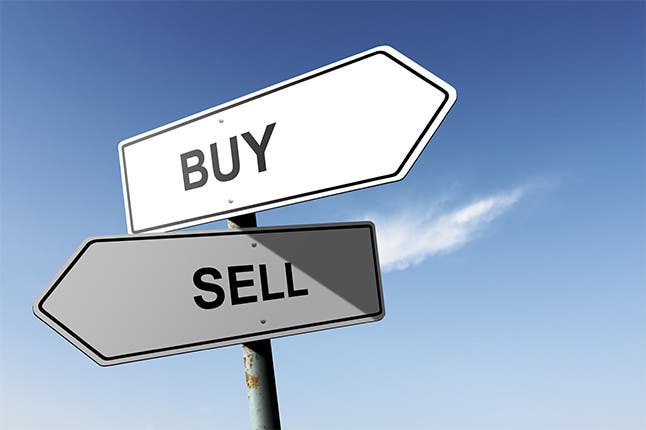 Buy and sell street sign:© Mark Rubens/Shutterstock.com