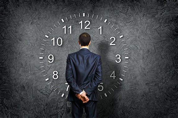 Businessman looking at a clock: © Sergey Nivens/Shutterstock.com