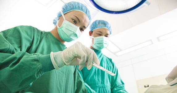Nip and tuck © Tom Wang/Shutterstock.com