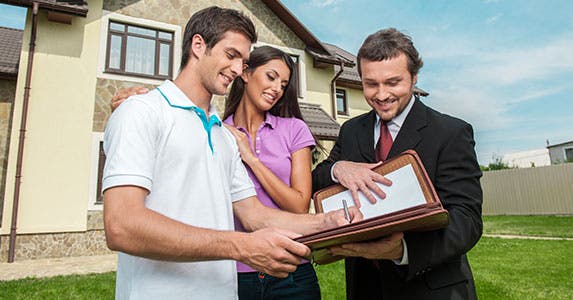 Homebuyers have a choice of loans © BlueSkyImage/Shutterstock.com