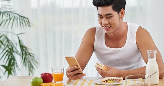 Pay bills on time Pay bills on time © Dragon Images/Shutterstock.com