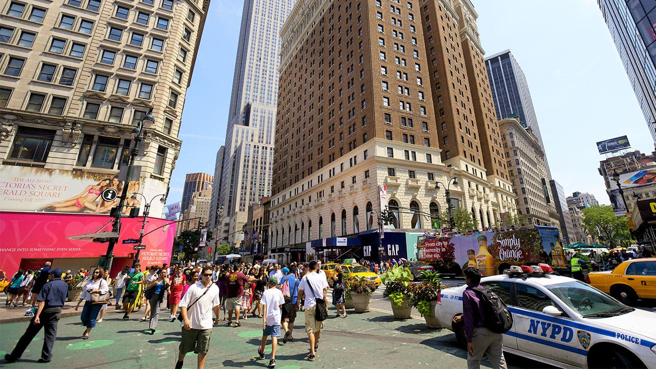 US consumers in downtown Manhattan