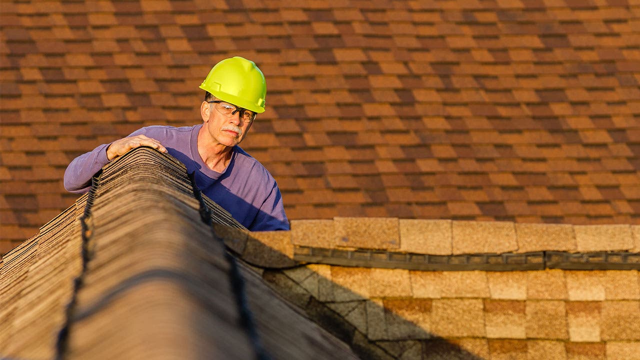 Man inspecting rood