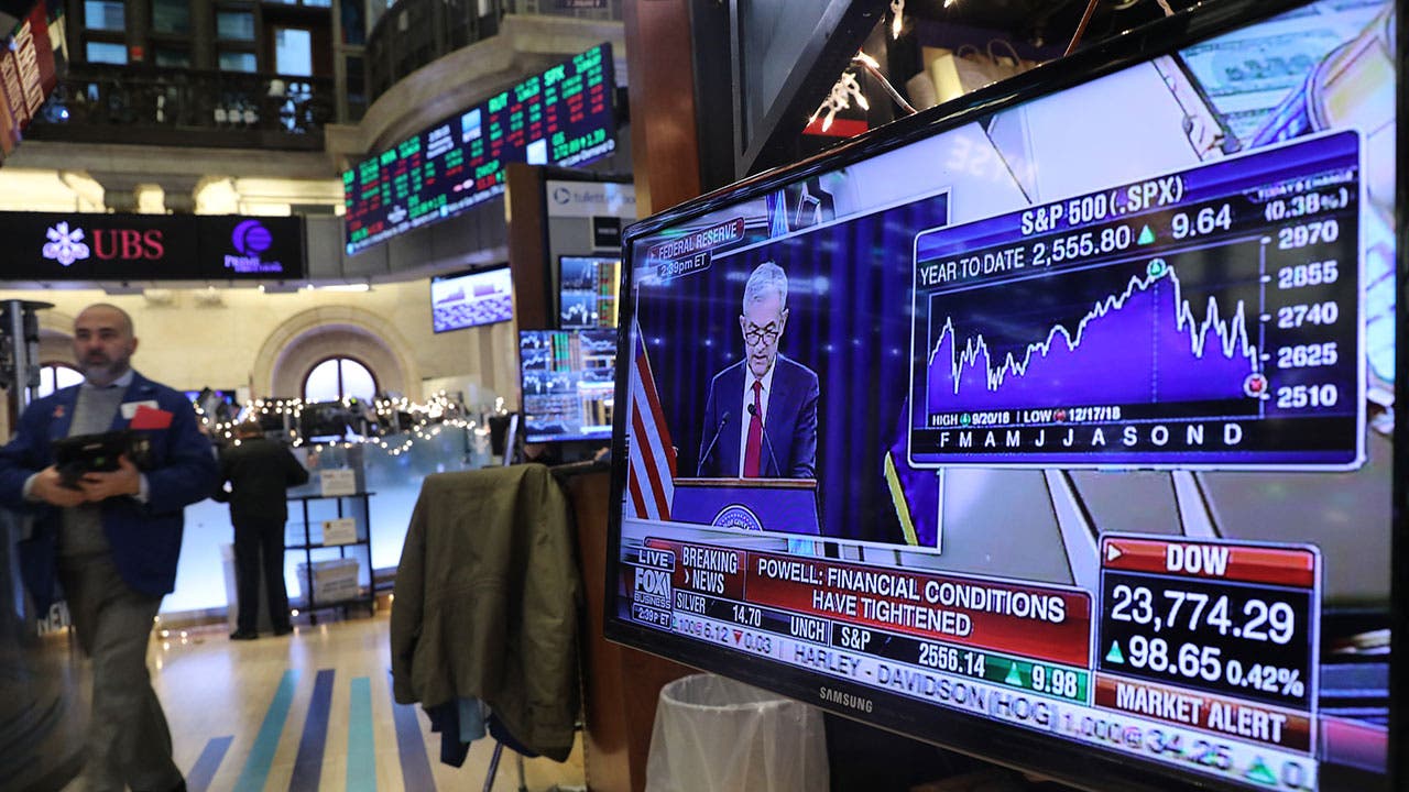 Powell speaking Federal Reserve hike on tv at stock market