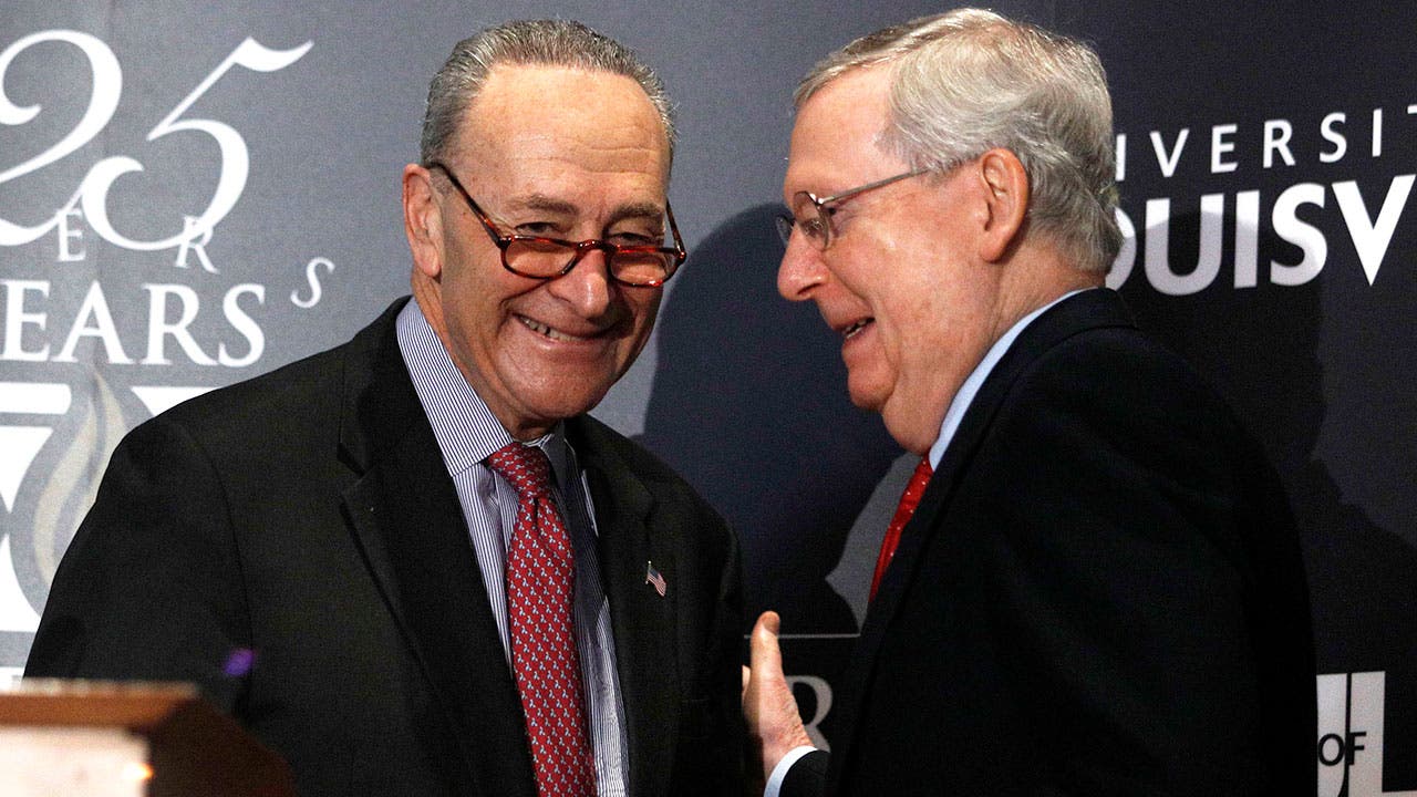 Senators Chuck Shumer and Mitch McConnel talking